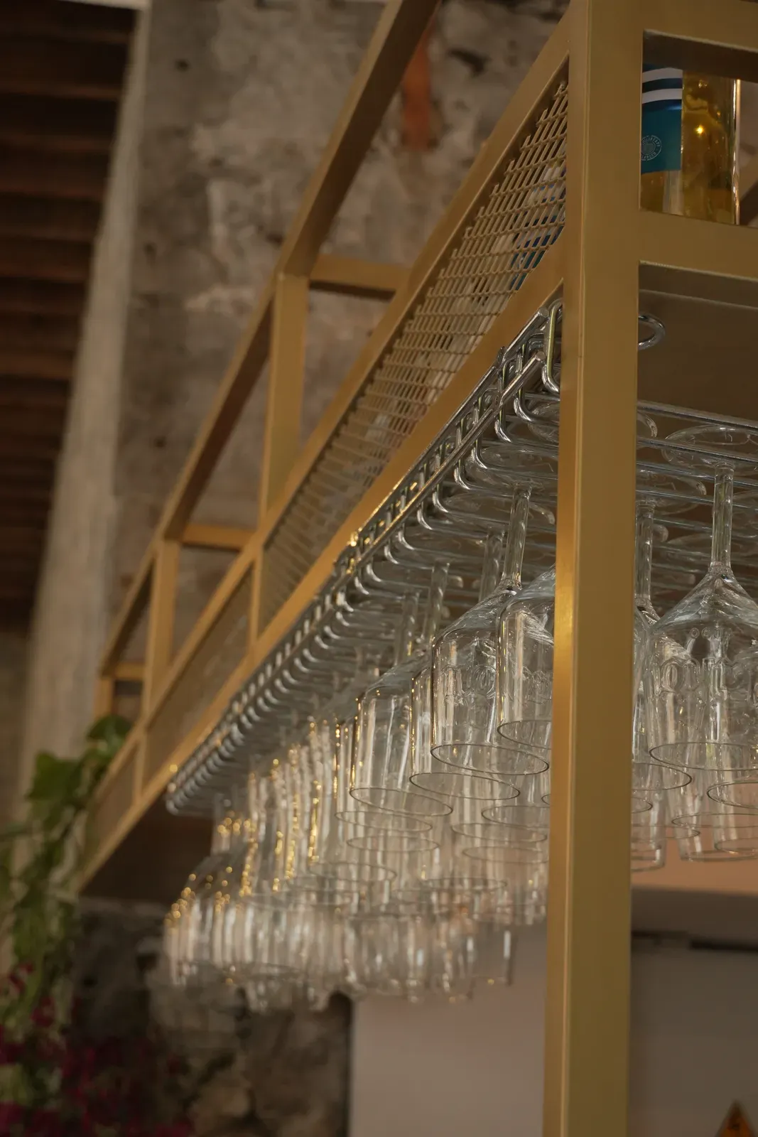 Copas colgadas sobre la barra