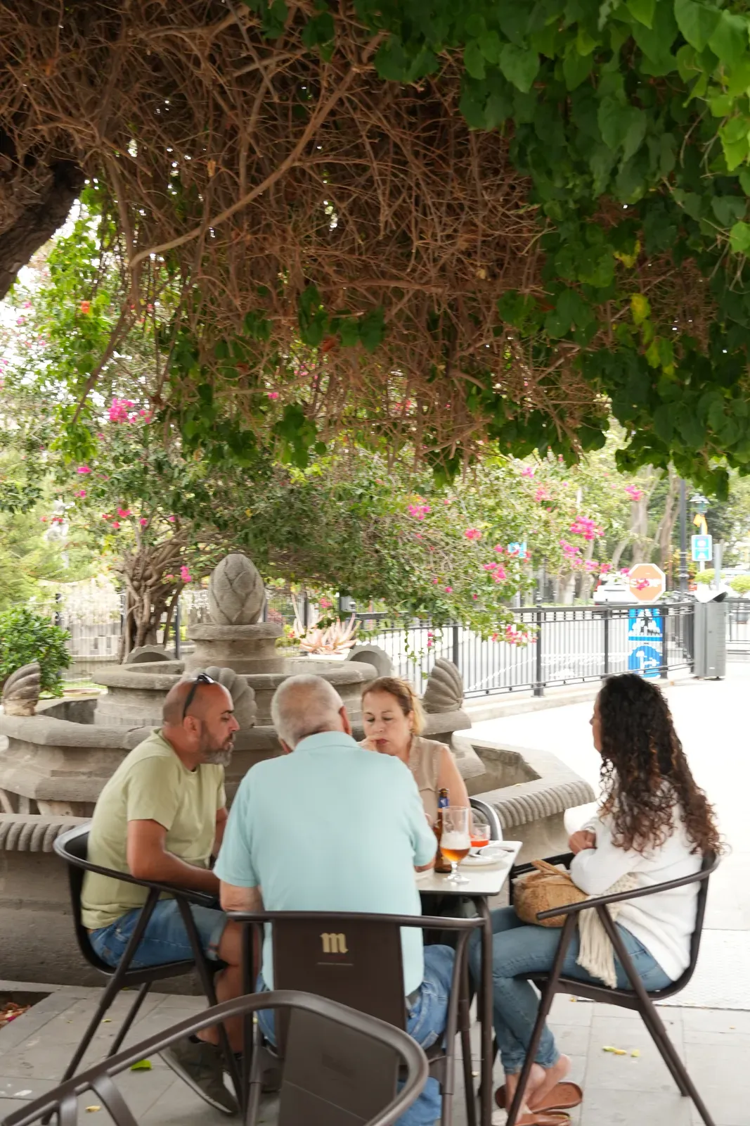 Clientes comiendo en la terraza de la plaza de Arucas
