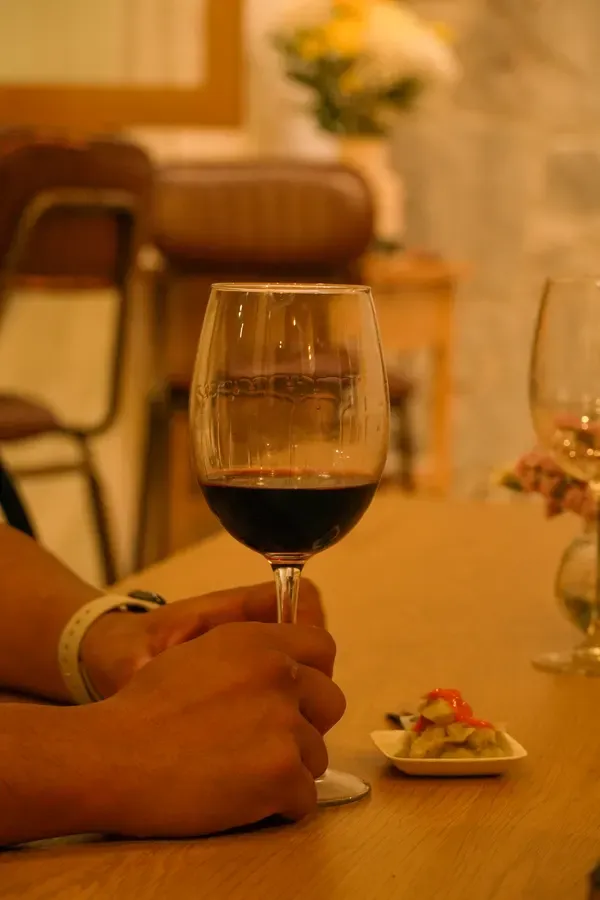 Copa de vino y tapa